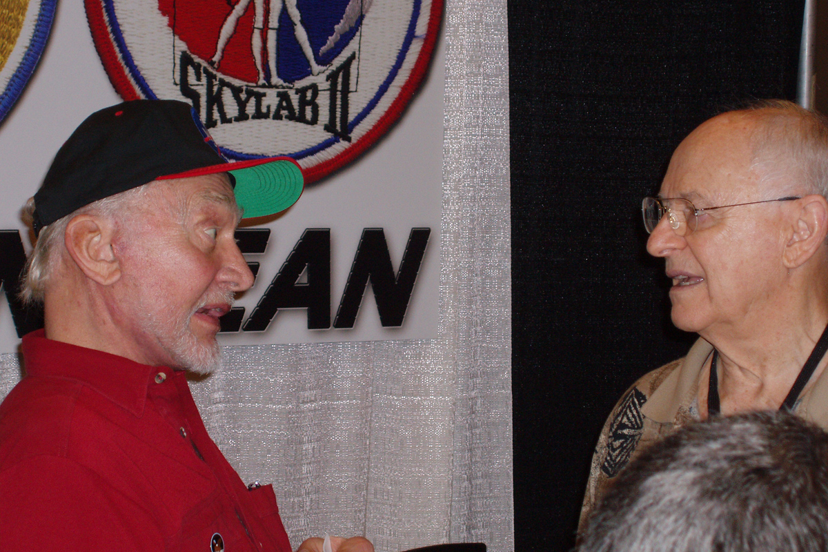 Photo by Rich Bohner
This is Buzz Aldren talking with Alan Bean at "Space Fest"
in Mesa, Arizona on August 17th, 2007.
