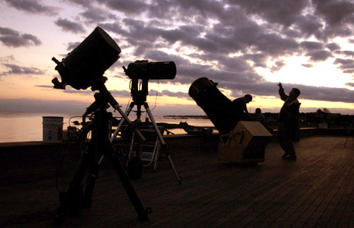 Photo by Alan Chaniewski
Under partly skies on the deck of the Madison Surf Club 
ASNH President Greg Barker points out objects in the sky.
September 10, 2006
