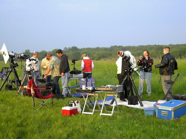Venus Transit 6/8/2004 by Eleanor And�jar
The three people on the right were "walk ins" from the neighborhood
People were attacted by the collection of people and equipment
Cloths to cover the head from sunlight were popular


