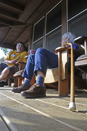 Photo by Alan Chaniewski
ASNH member Bill Chellis and Carolyn Shoemaker share stories on the deck of the lodge building at CSP 20.
