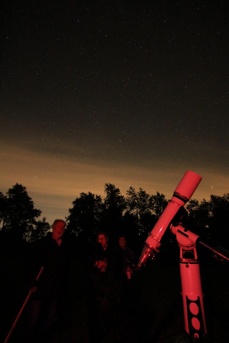 Photo by Ruben Kier
Ruben developed a technique for taking photos of people and scopes without disturbing their night vision.
